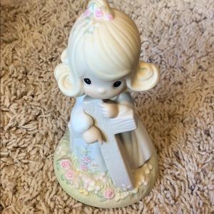 Precious moments Old rugged cross 1985 figurine